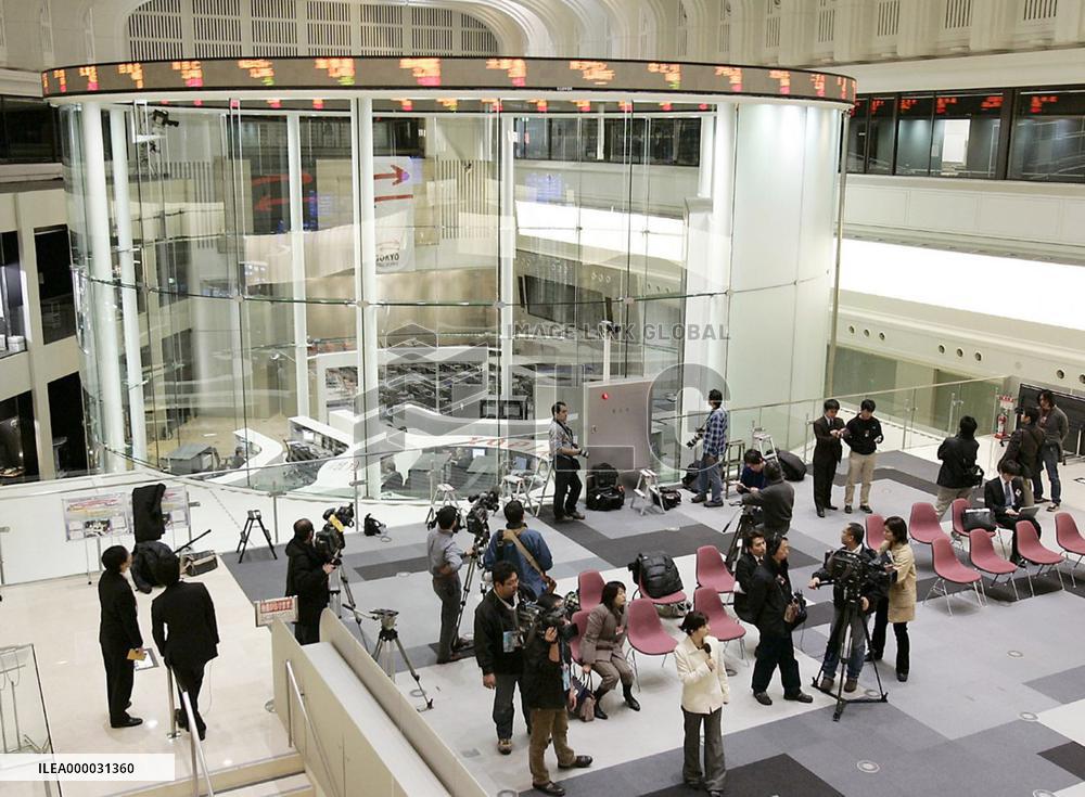 Tokyo stocks rebound as TSE resumes trading