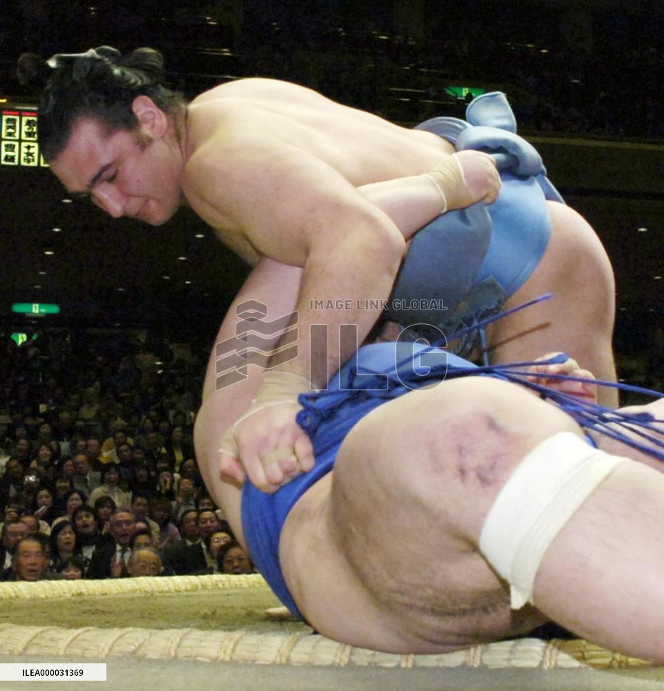 Kotooshu beats Iwakiyama at New Year sumo