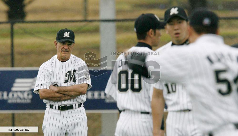 Baseball players begin training for the 2006 season