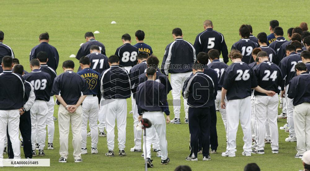 Baseball players begin training for the 2006 season