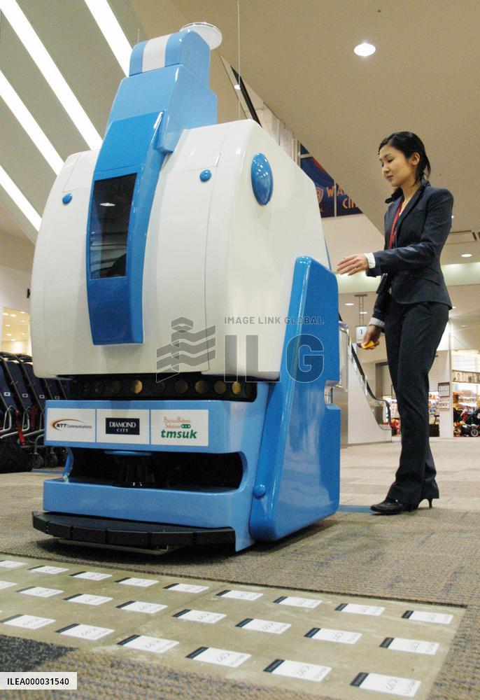 Robot for guiding customers to shops debuts in Fukuoka mall