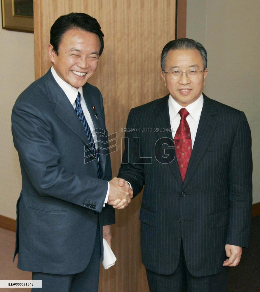 Aso meets with Chinese vice foreign minister to mend ties