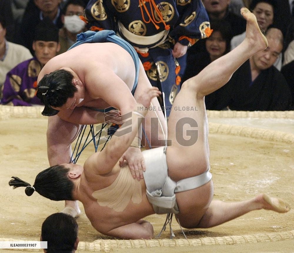 Hakuho remains unbeaten at spring sumo tournament