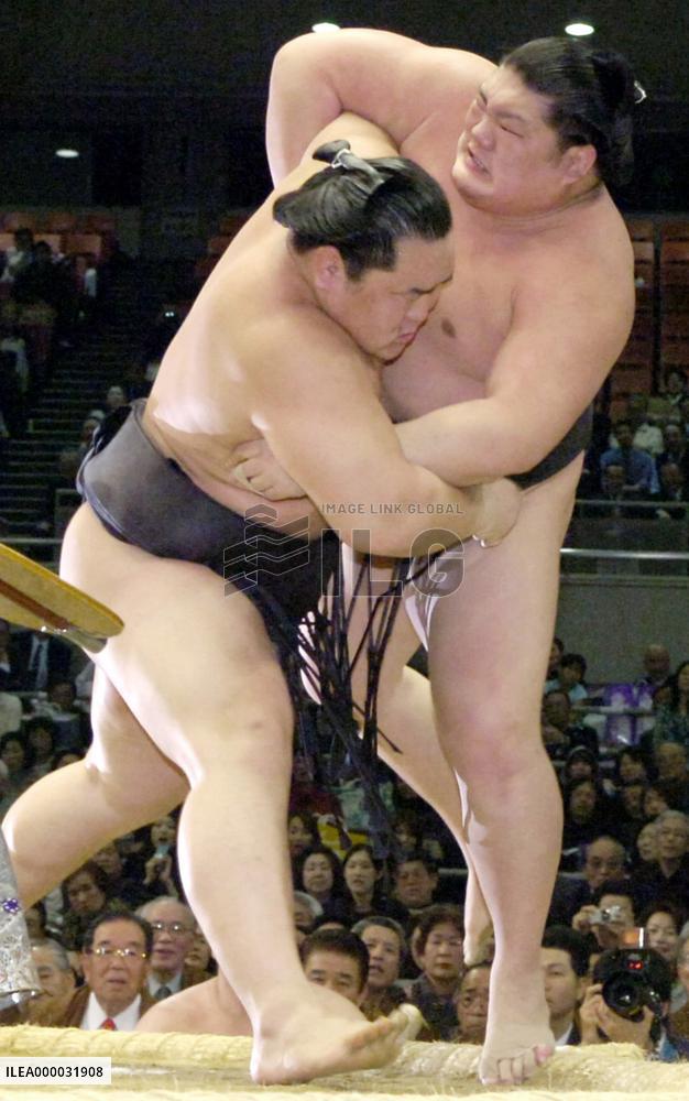 Asashoryu still on fire, Kaio fizzling out at spring sumo