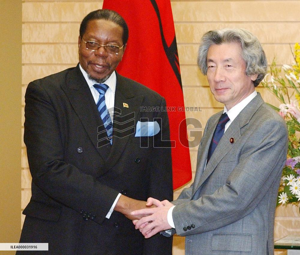 Malawi President Mutharika talks with Koizumi