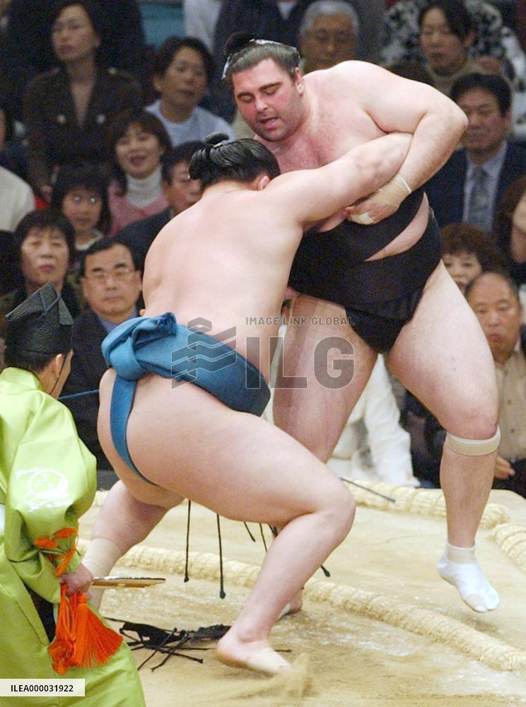Hakuho marks 7th win at spring sumo