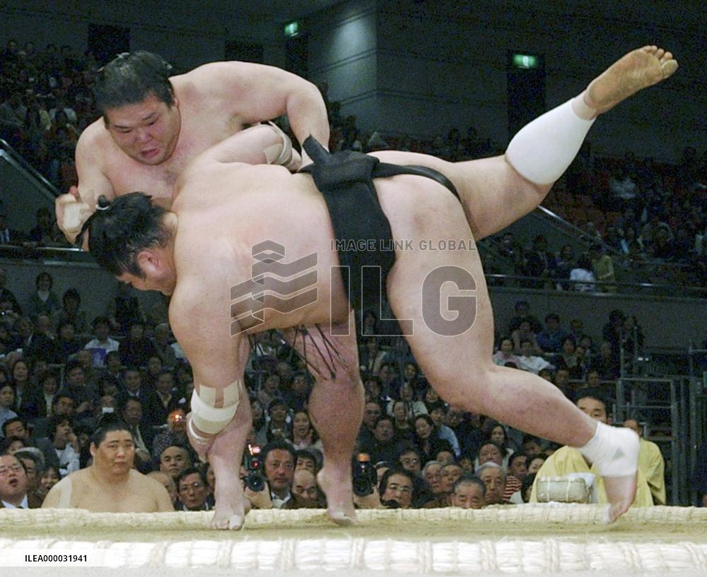 Tochi bounces back at spring sumo