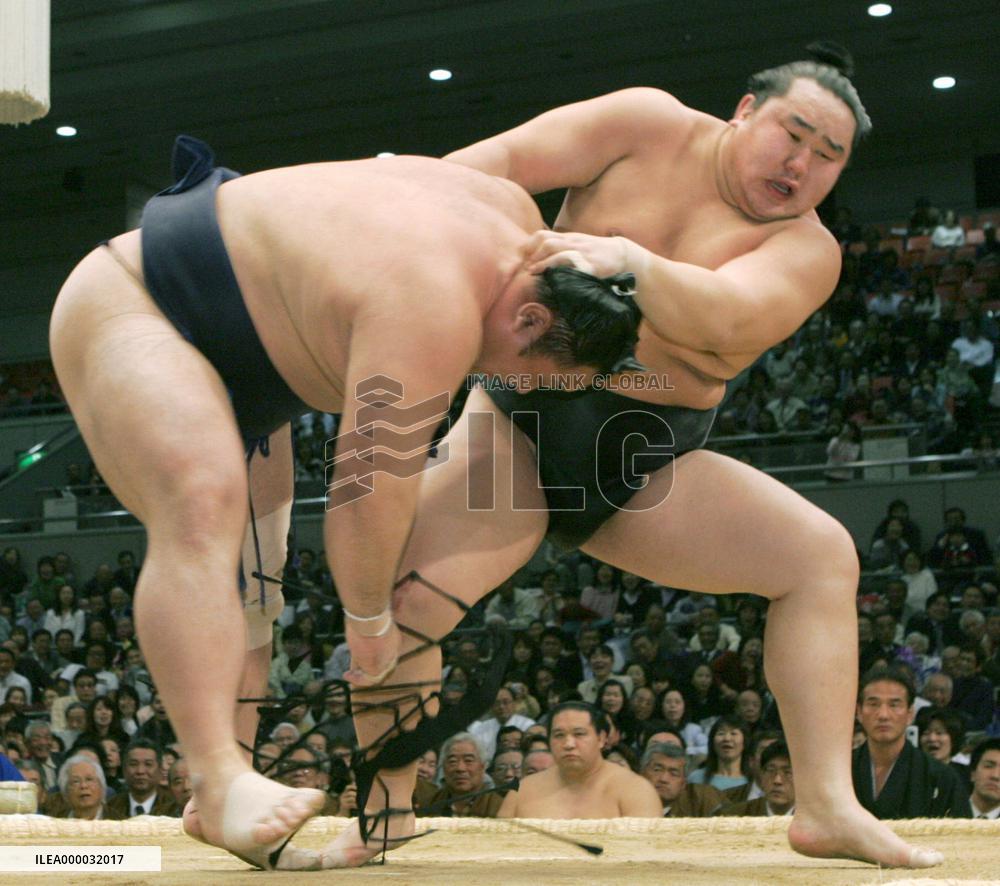 Asashoryu beats Chiyotaikai at spring sumo