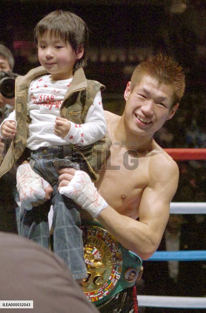 Japan's Hasegawa retains WBC title with TKO win