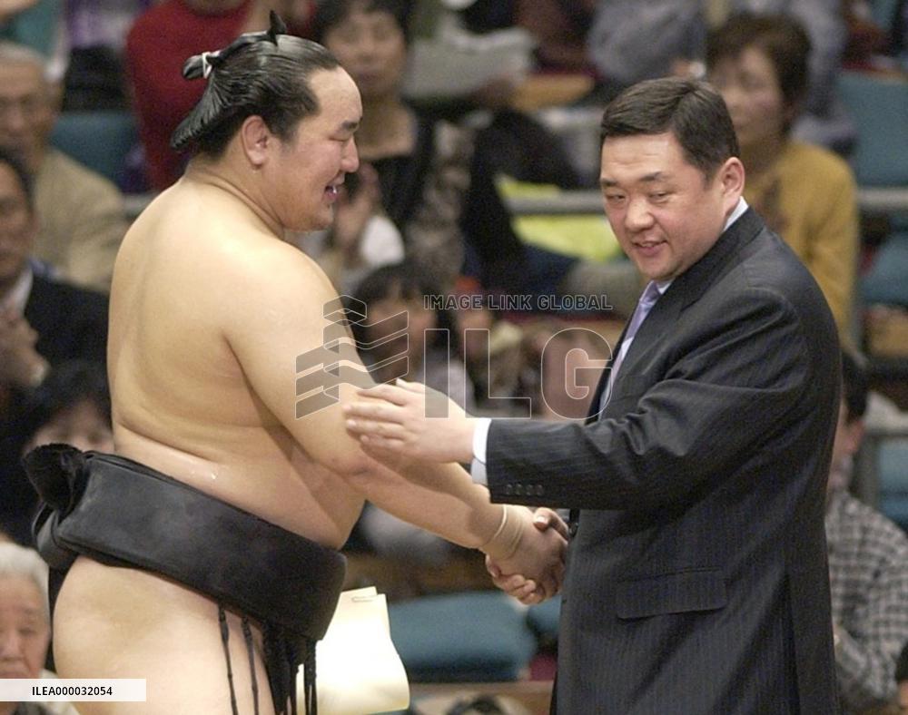 Asashoryu captures 1st title of year at spring sumo tournament