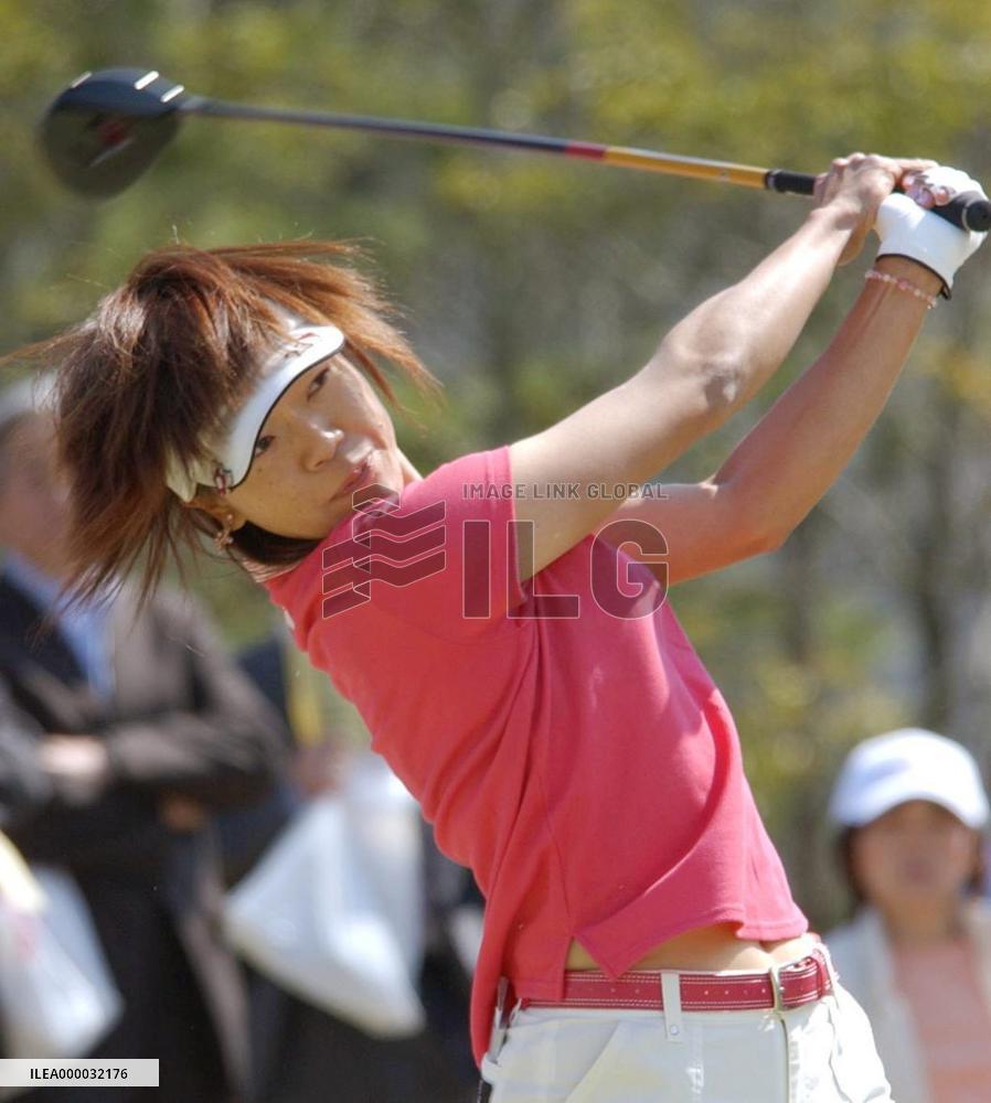 Oyama takes early lead at Studio Alice Ladies Open