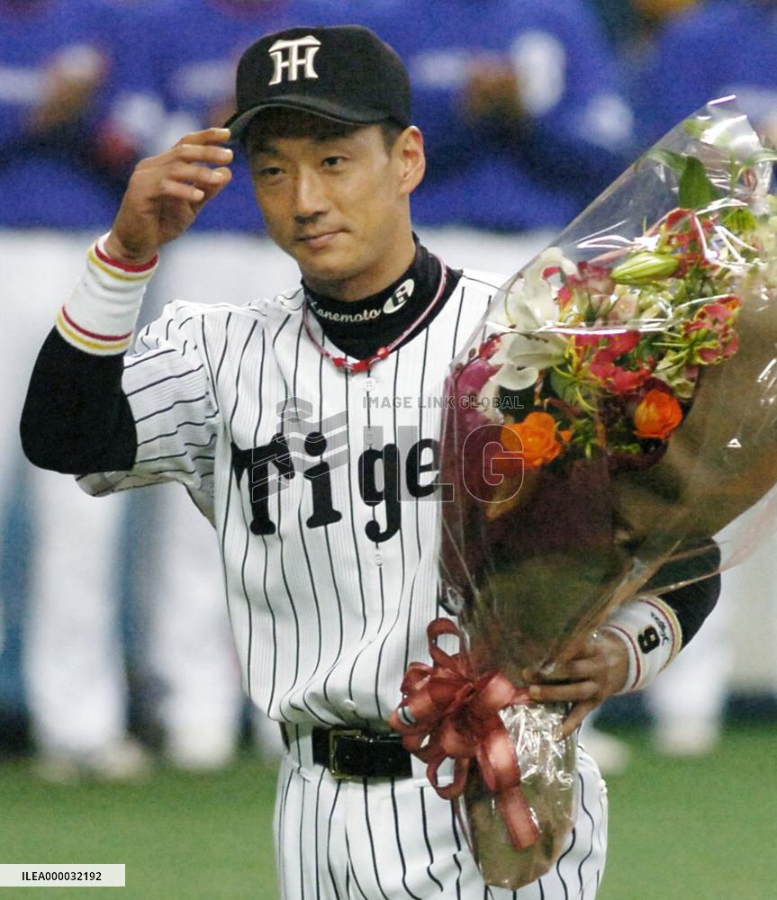 Tigers' Kanemoto marks record of 903 consecutive games