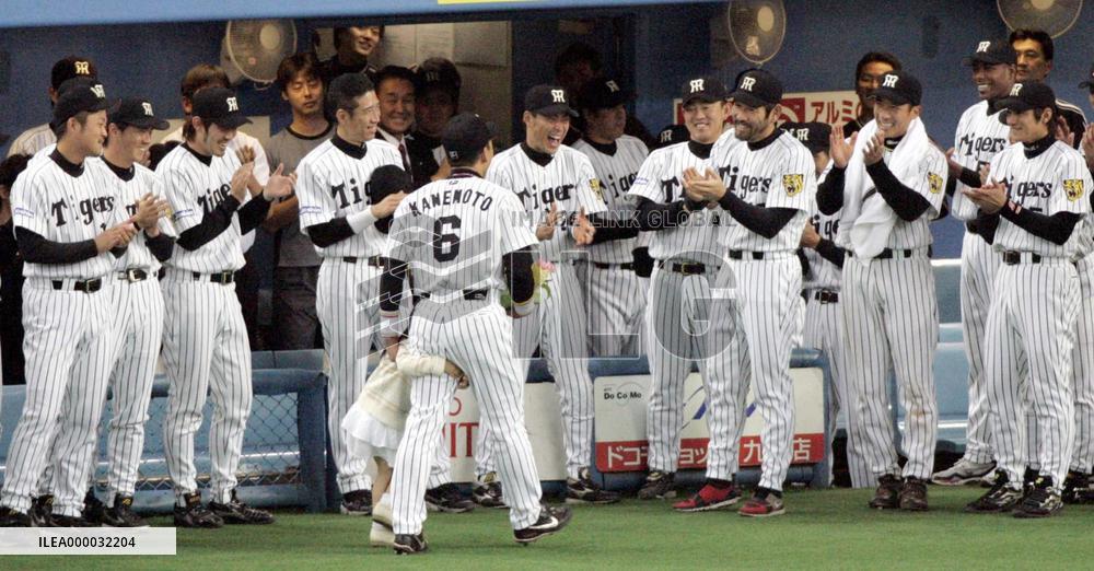 Tigers' Kanemoto marks record of 904 consecutive games