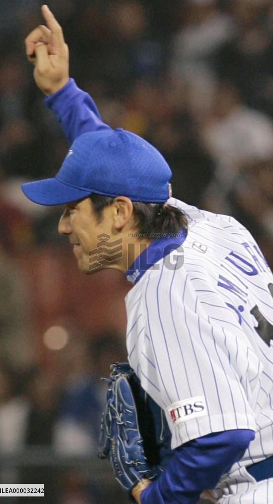 Miura shuts out Swallows