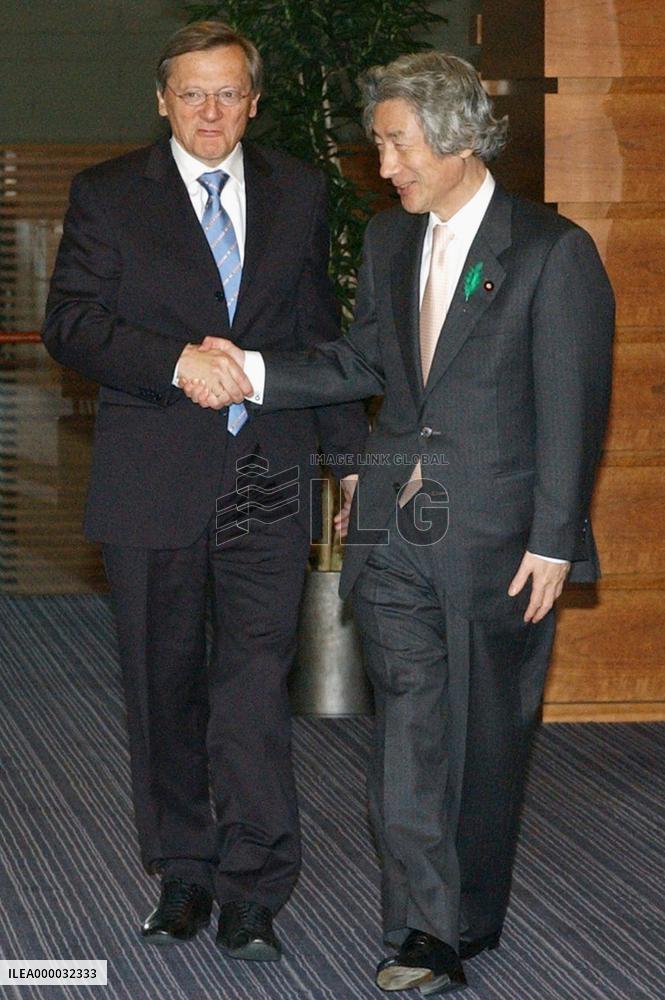 Koizumi holds talks with Austria's Schuessel
