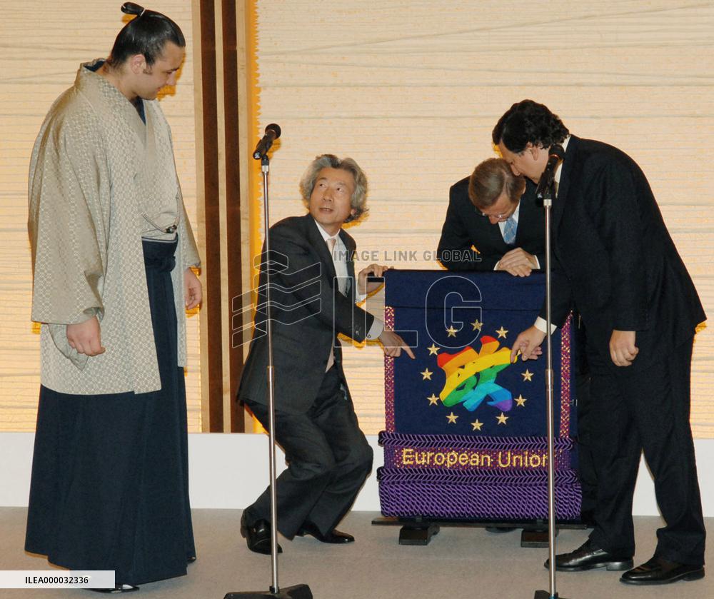 Bulgarian sumo wrester Kotooshu presented with apron