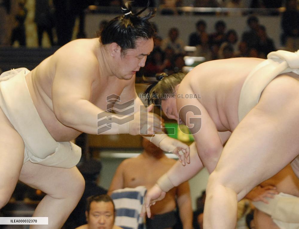 Joint sumo practice held before start of May tourney