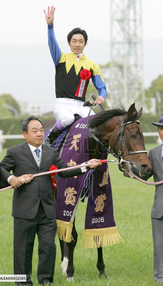 Deep Impact romps to record win at Tenno-sho