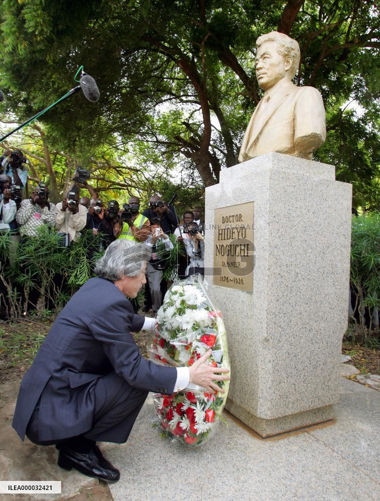 Koizumi visits laboratory of Japanese scientist Noguchi in Ghana