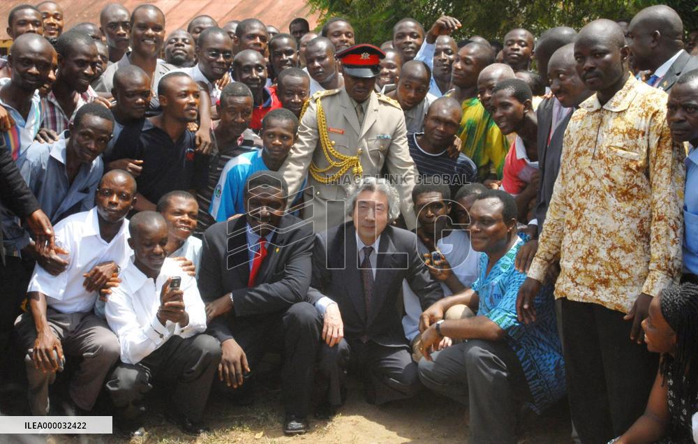 Koizumi visits laboratory of Japanese scientist Noguchi in Ghana