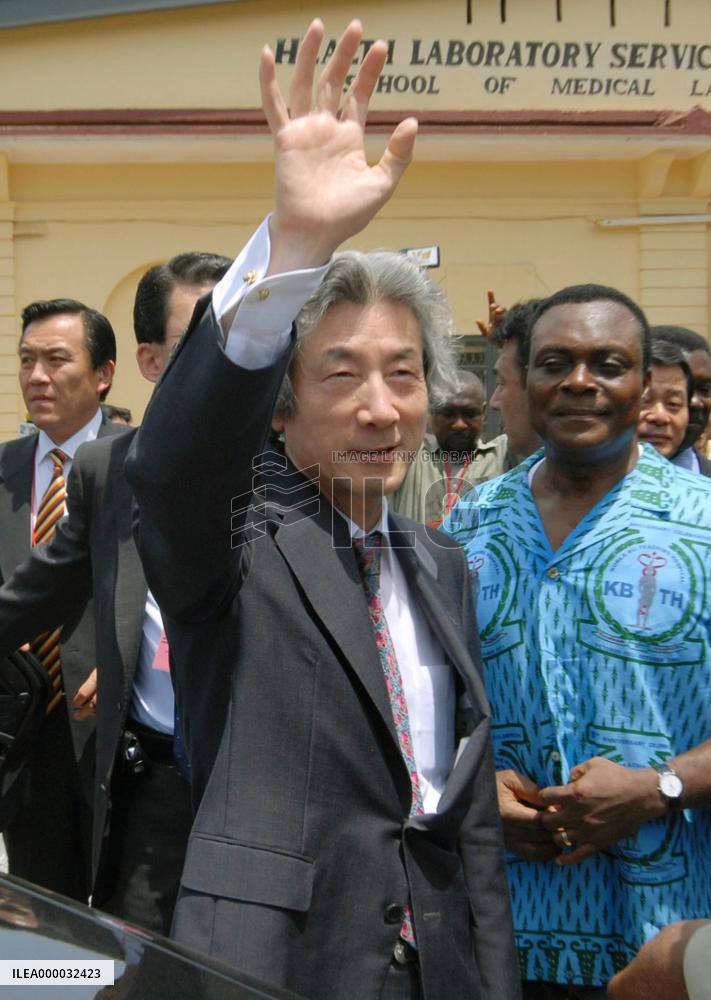 Koizumi visits laboratory of Japanese scientist Noguchi in Ghana