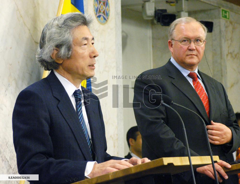 Koizumi meets Swedish premier in Stockholm