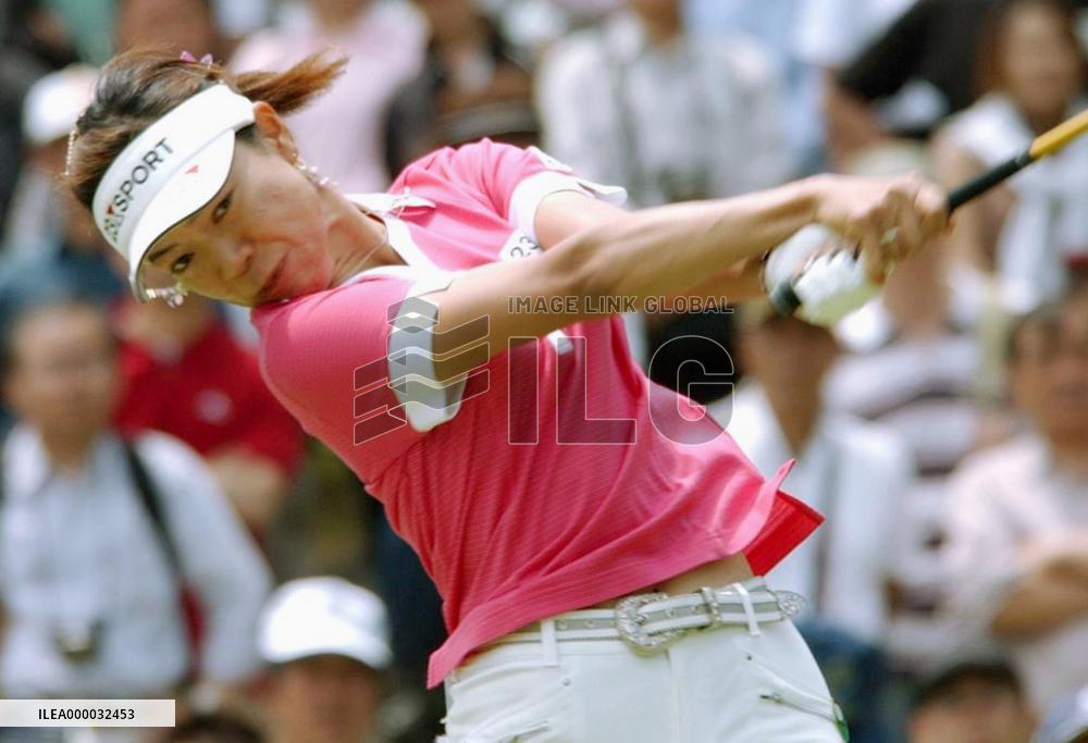 Oyama stretches lead at Salonpas World Ladies