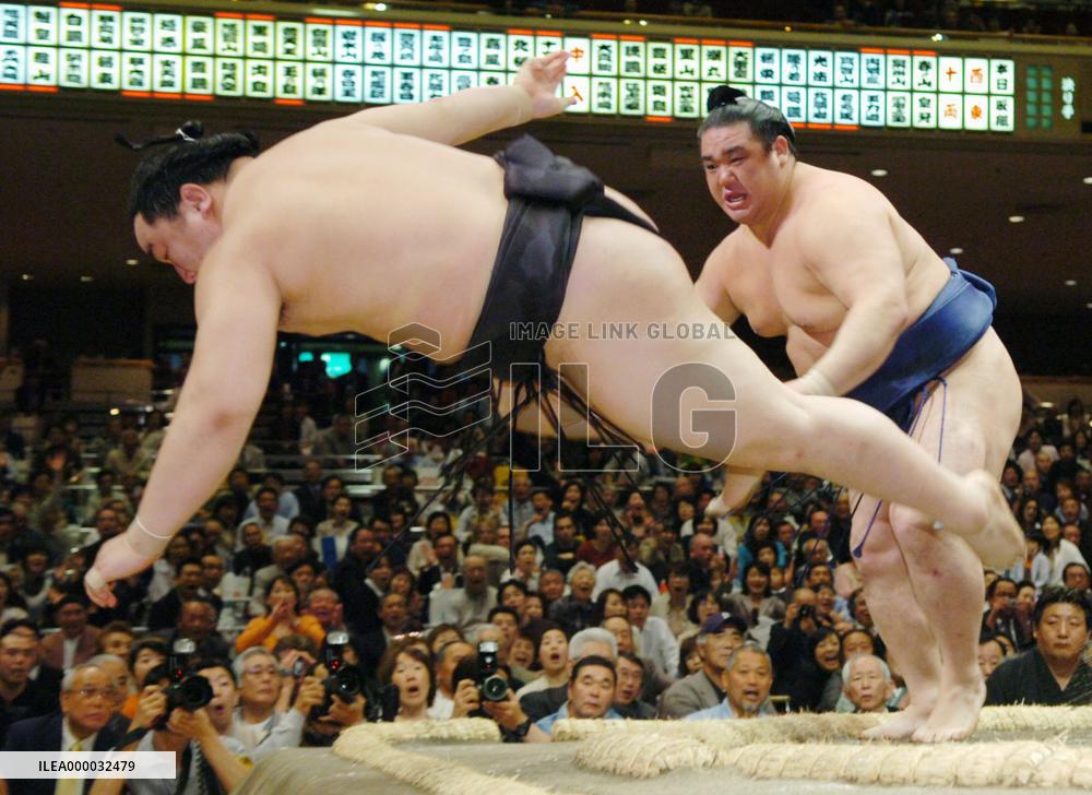 Asashoryu, Tochi fall on 2nd day at summer sumo