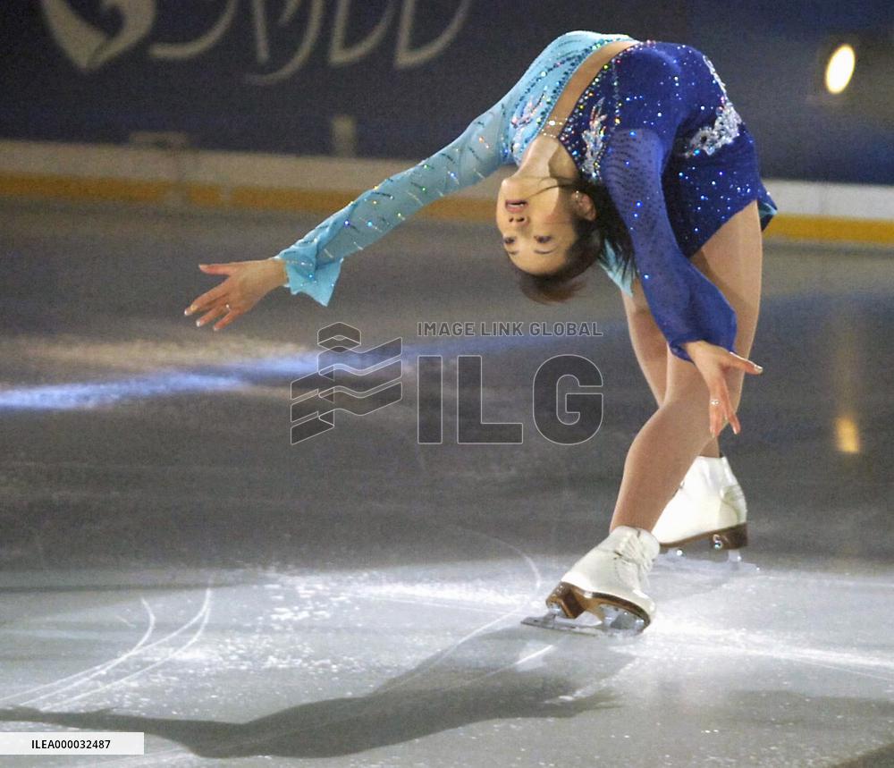 Gold medalist Arakawa debuts as professional