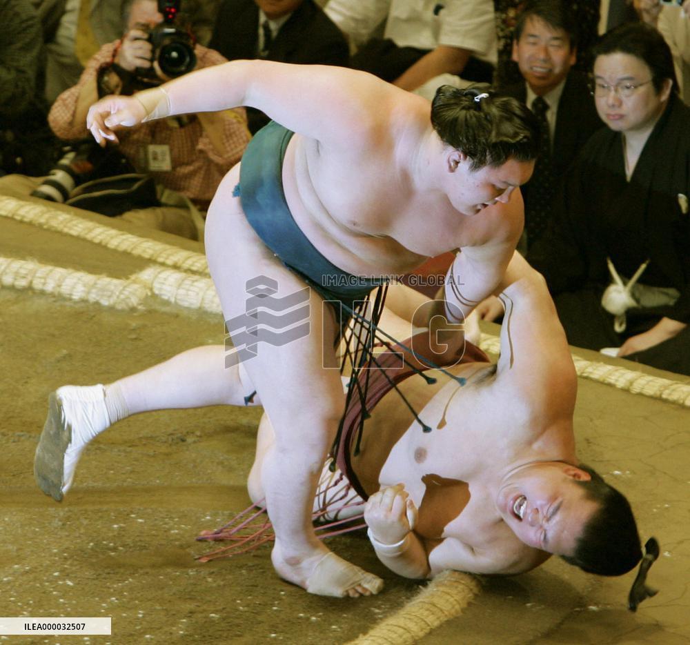 Hakuho gets 4th win, remained tied for lead at summer sumo