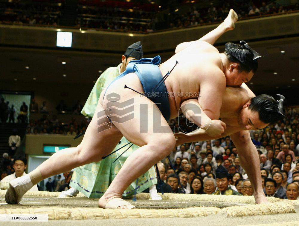 Hakuho maintains share of lead at summer sumo