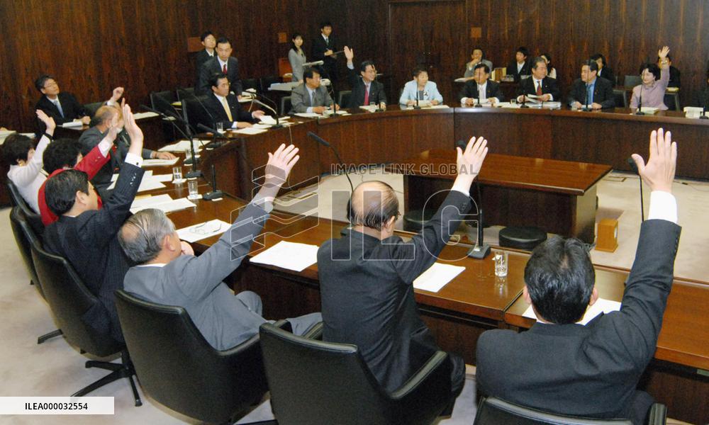 Upper house panel OKs bill to fingerprint, photograph foreigners