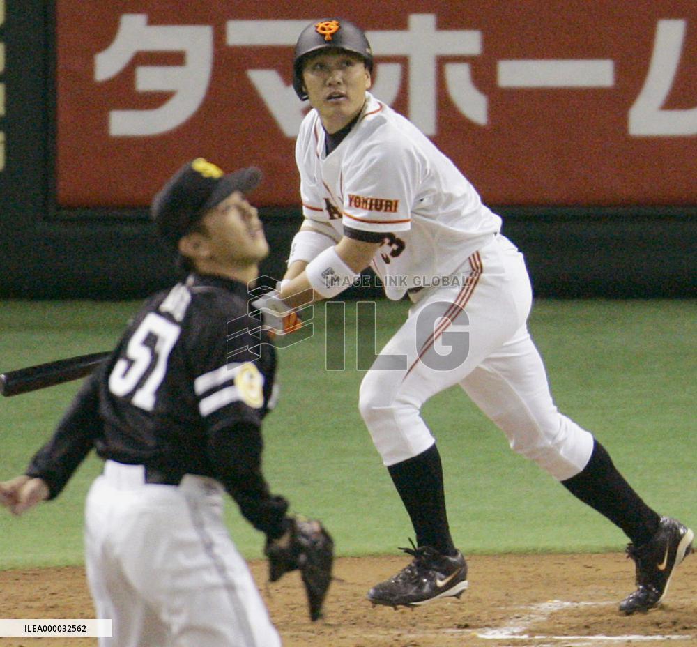 Lee slams go-ahead two-run homer