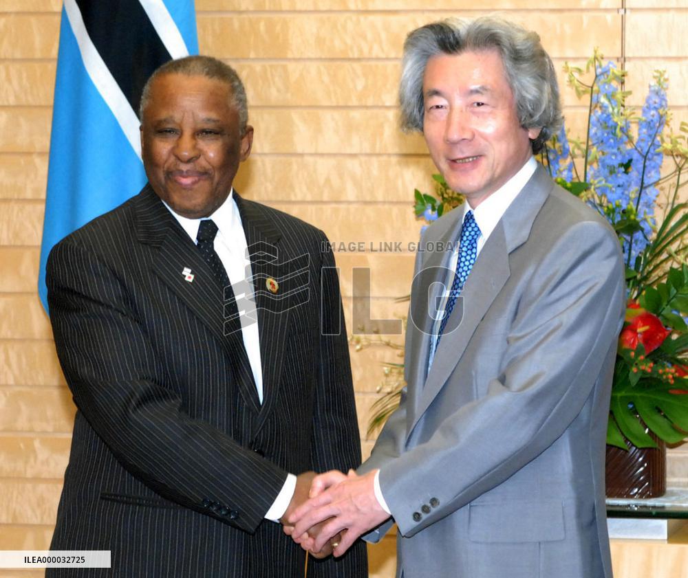 Botswanan President Mogae talks with Koizumi
