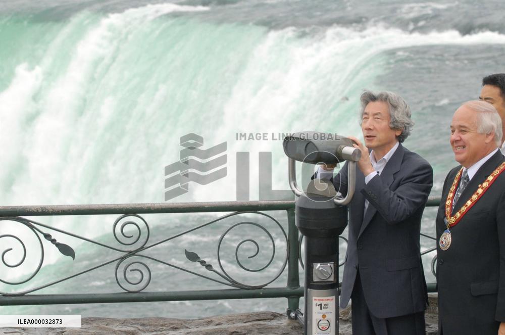 Koizumi arrives in Canada for talks with Harper