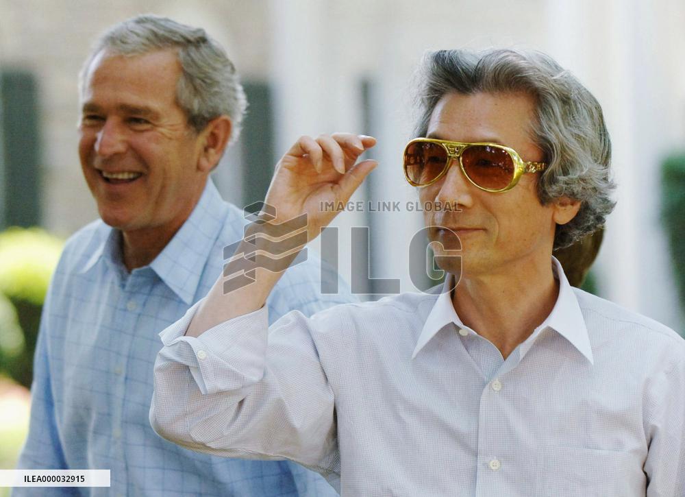 Koizumi visits Elvis home