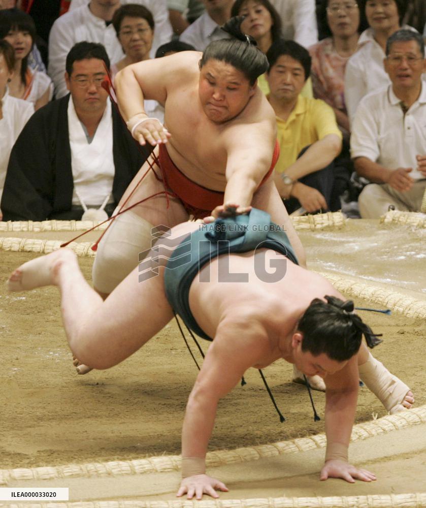 Hakuho falls to 1st-day loss at Nagoya sumo