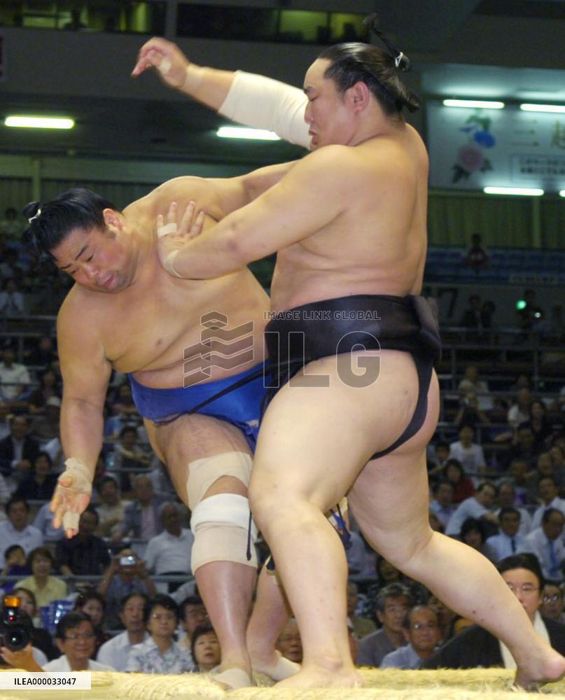 Asashoryu dumps Kakizoe on 3rd day of Nagoya sumo