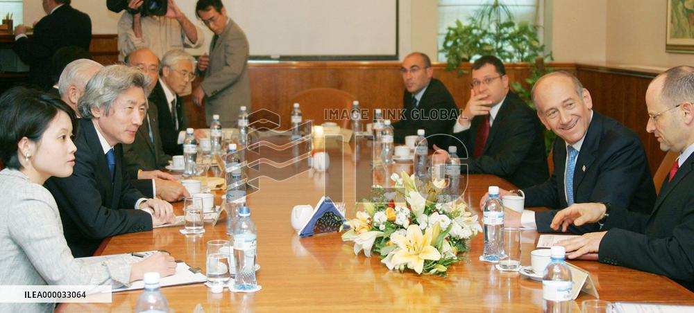 Koizumi visits Israel