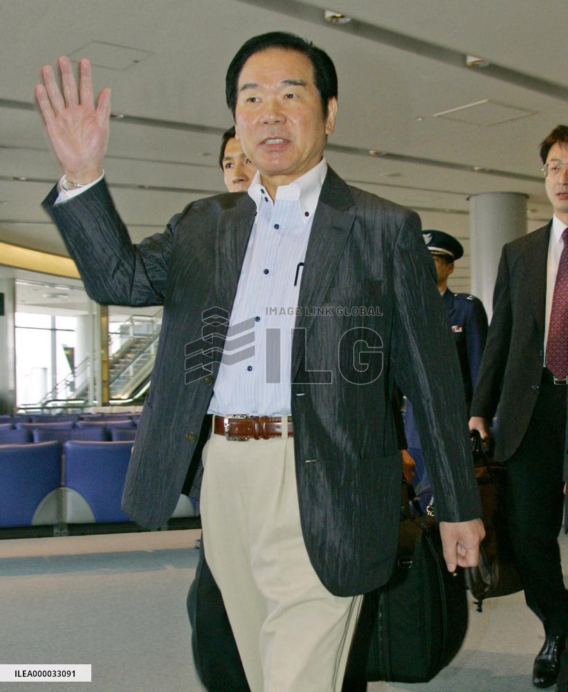 Nukaga heads to Kuwait to greet Japanese troops from Iraq
