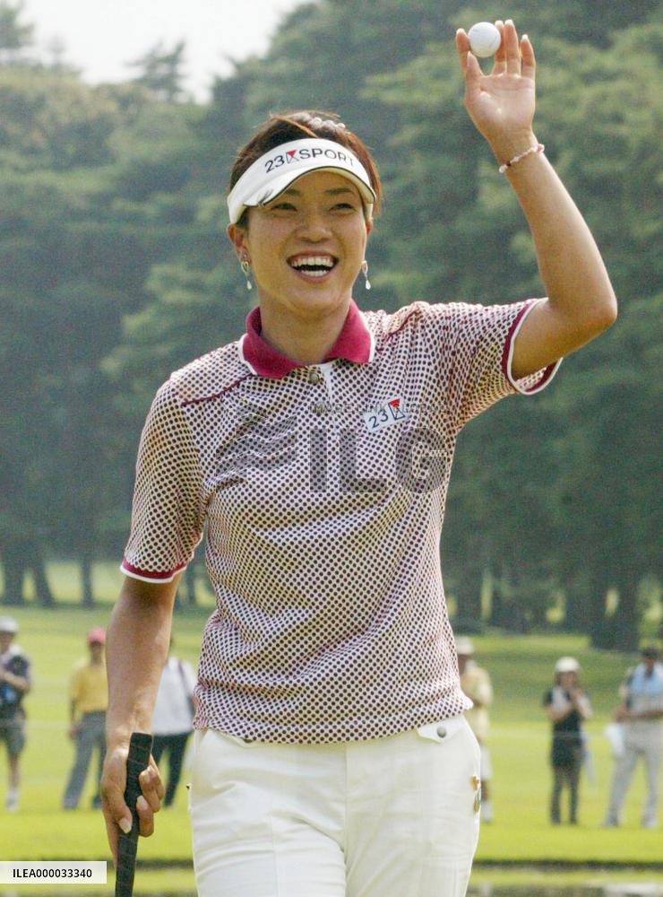Oyama rallies to clinch Crystal Geyser Ladies title