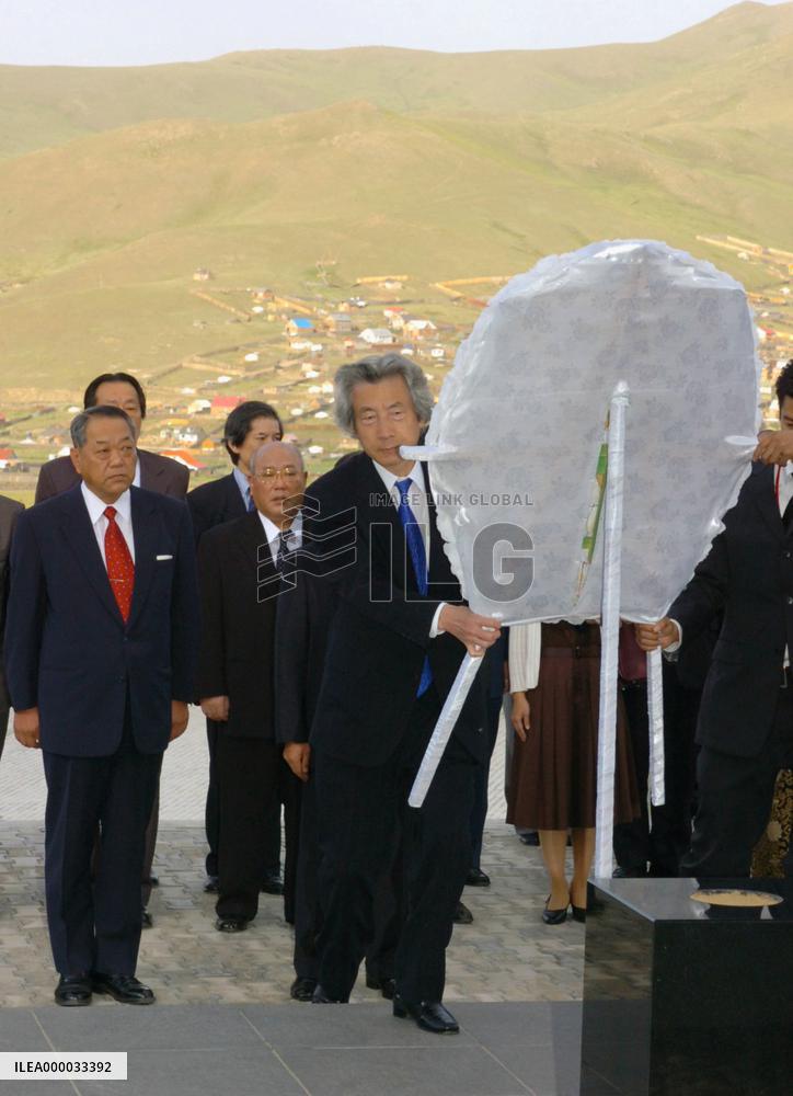 Koizumi visits memorial for Japanese internees