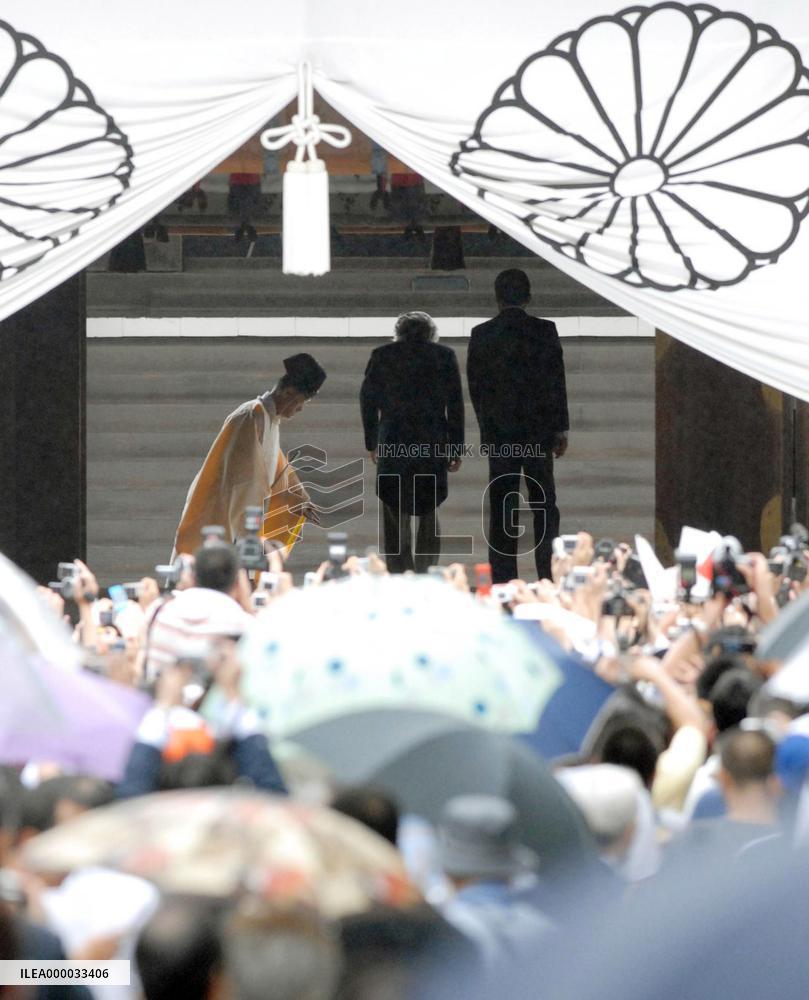 Koizumi visits Yasukuni Shrine in last defiant gesture