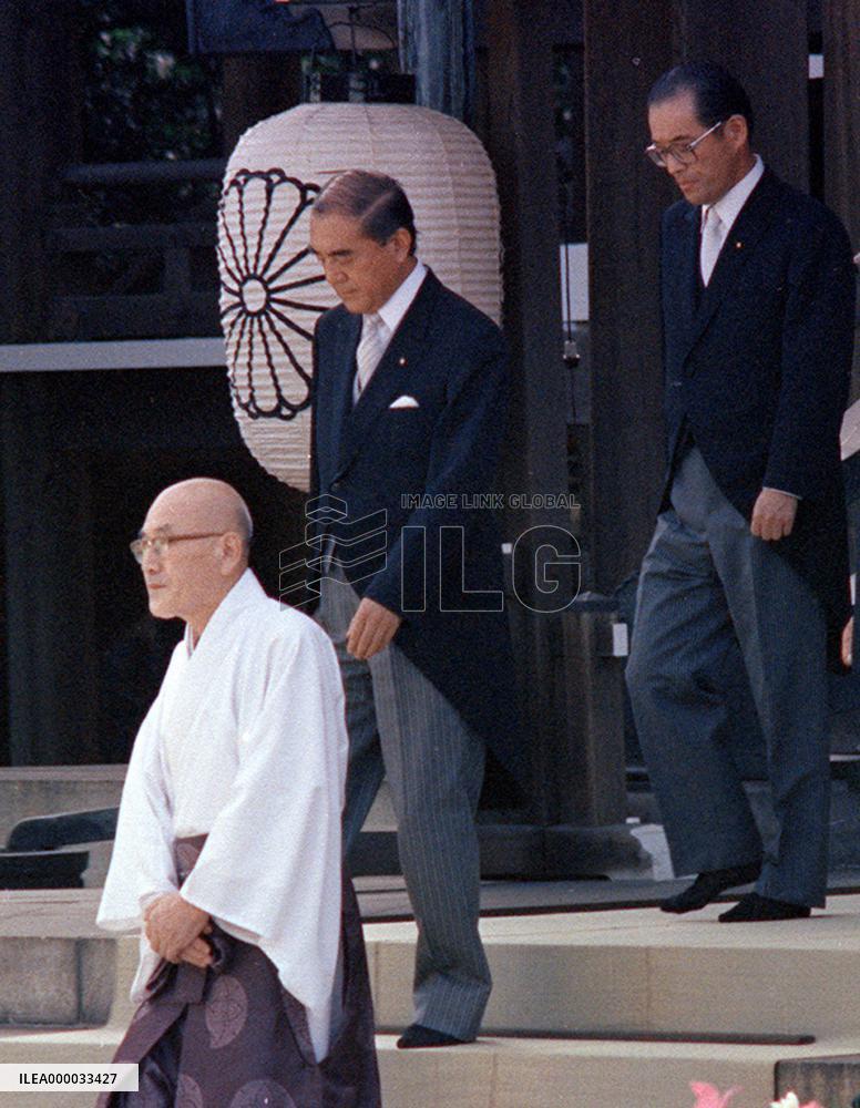 Ex-premier Nakasone visits Yasukuni Shrine