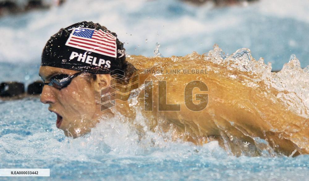 Phelps sets world record in men's 200m butterfly