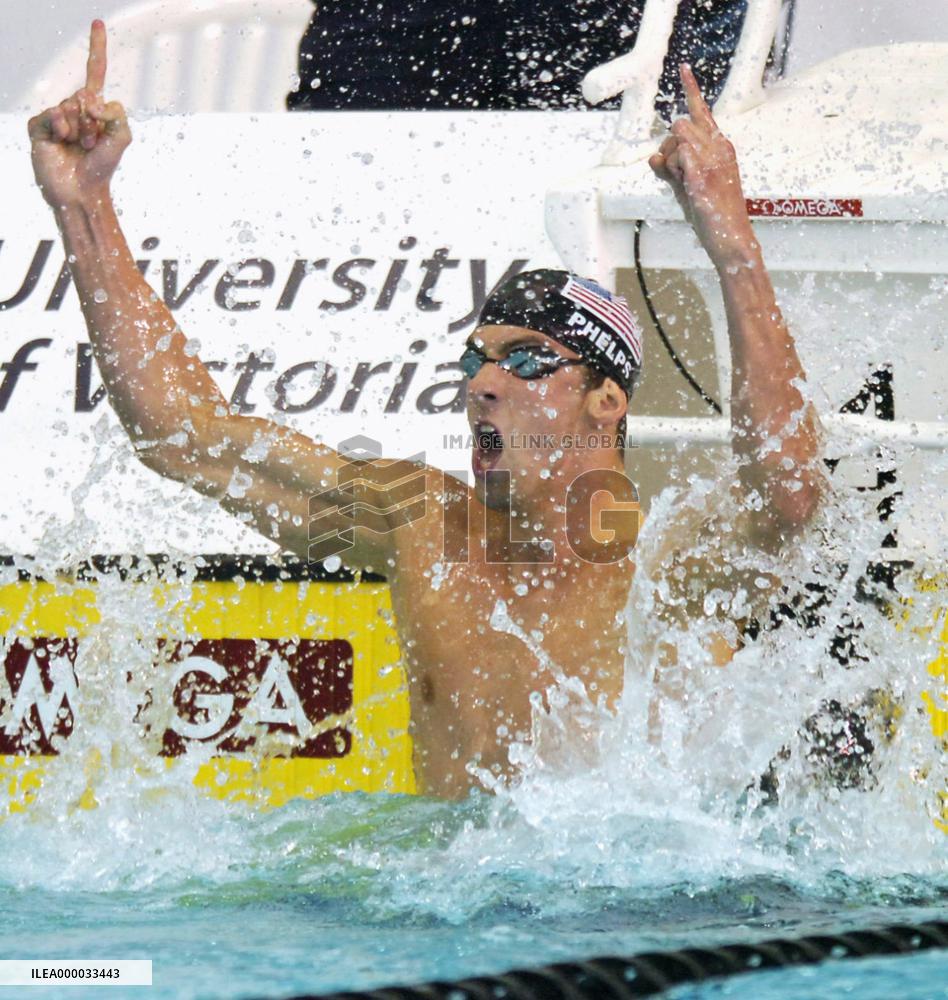 Phelps sets world record in men's 200m butterfly