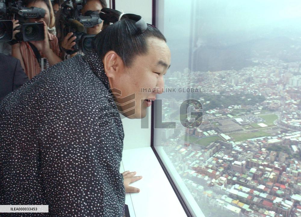 Sumo wrestlers in Taipei for exhibition tour