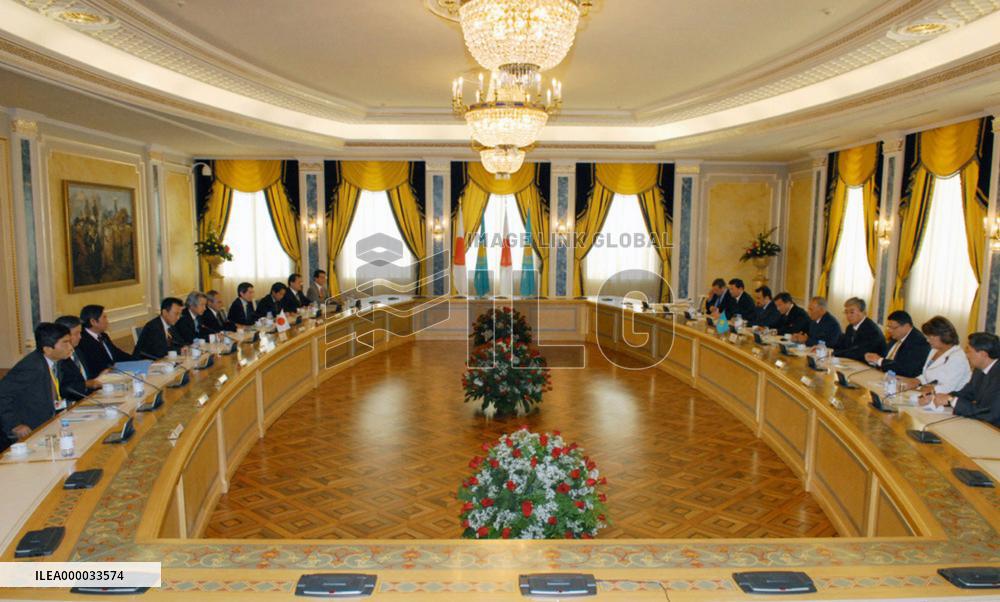 Koizumi meets with Nazabayev