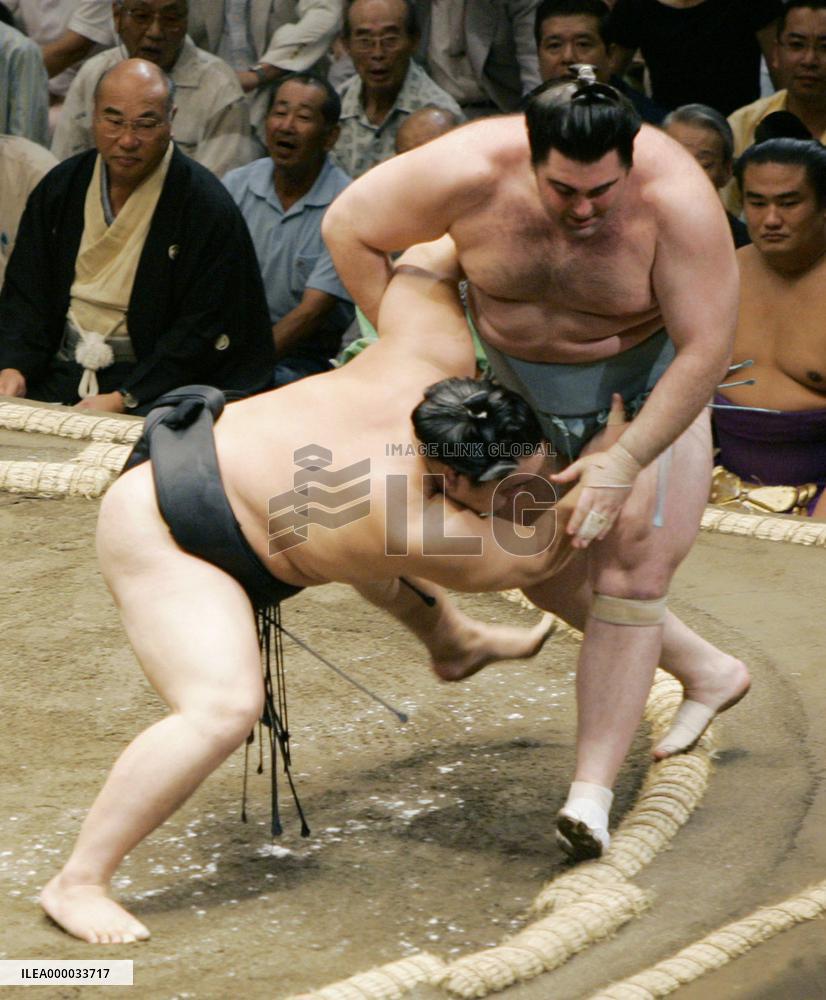Ashashoryu beats Kokkai on 1st day at Autumn sumo