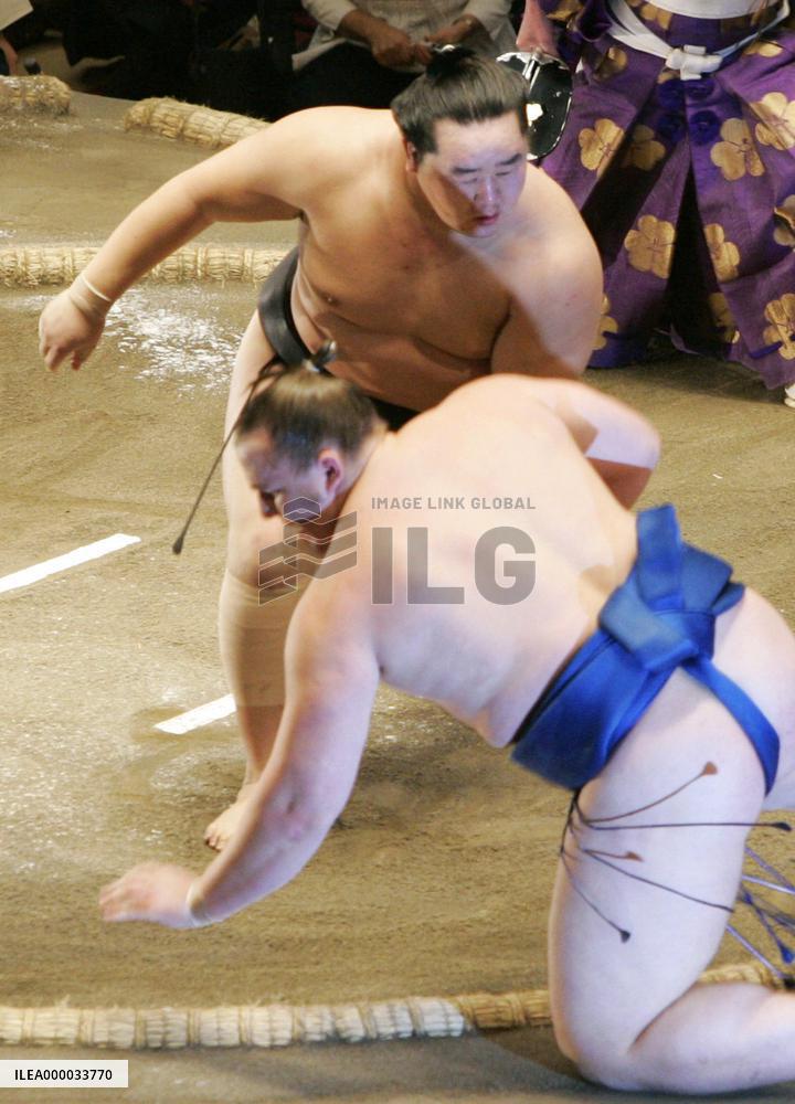 Asashoryu back in lead with demolition of Baruto